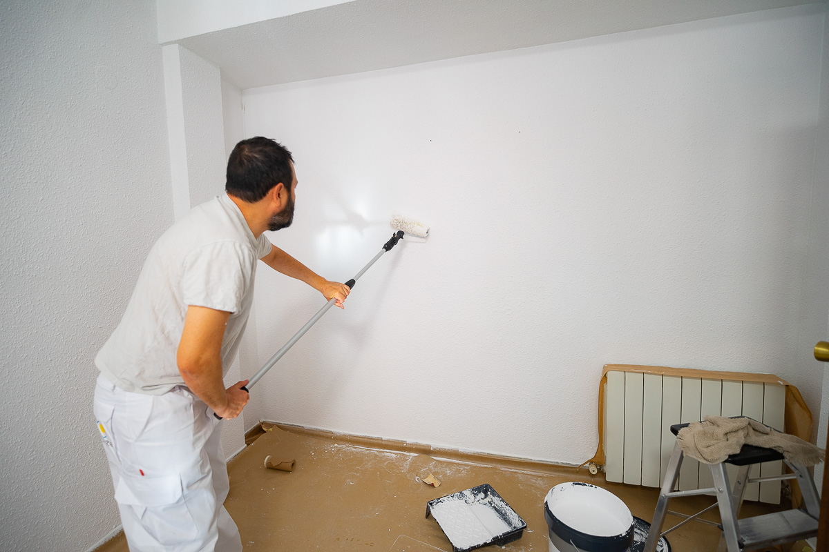 Marcelo pintando una habitación con rodillo en Zaragoza